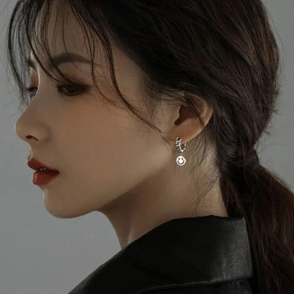 925 Sterling Silver Happy Face Hoop Huggie Earrings Chain Link Smile Earrings - Picture 3 of 5